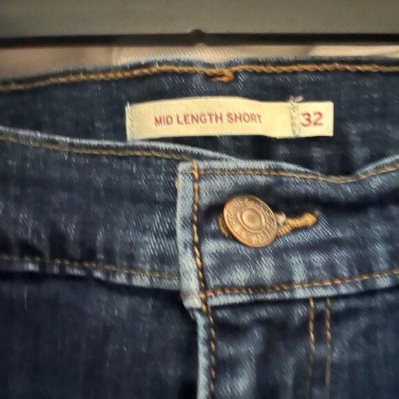 Levis Mid Length Short - Picture 3 of 3